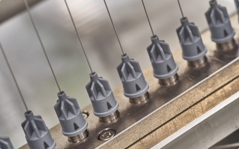 Qual è il motivo della freccia stampata sugli aghi?